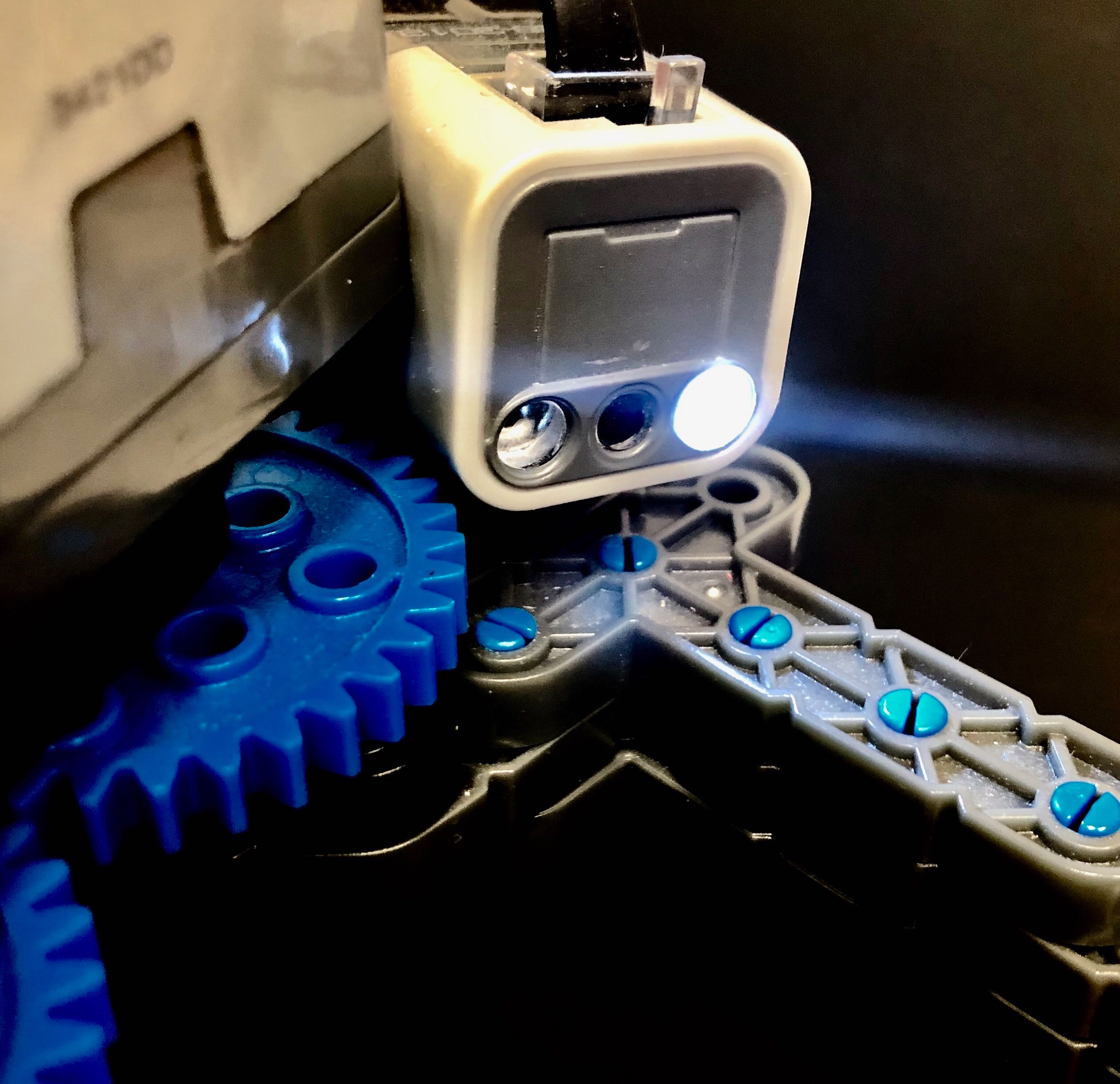 Krāsu sensors, kas pievienots robotam tumšā vidē. Krāsu sensora lampiņa ir ieslēgta, lai apgaismotu apkārtni.