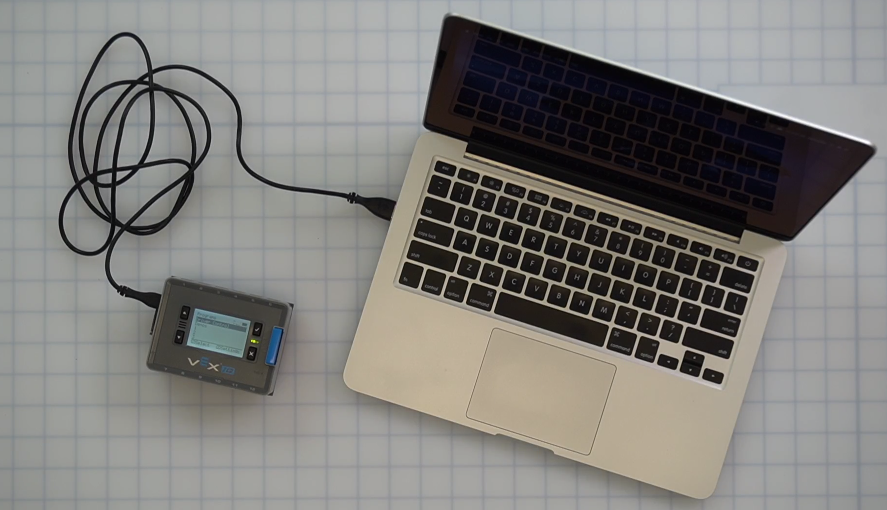 الدماغ متصل بجهاز كمبيوتر محمول باستخدام كابل USB.