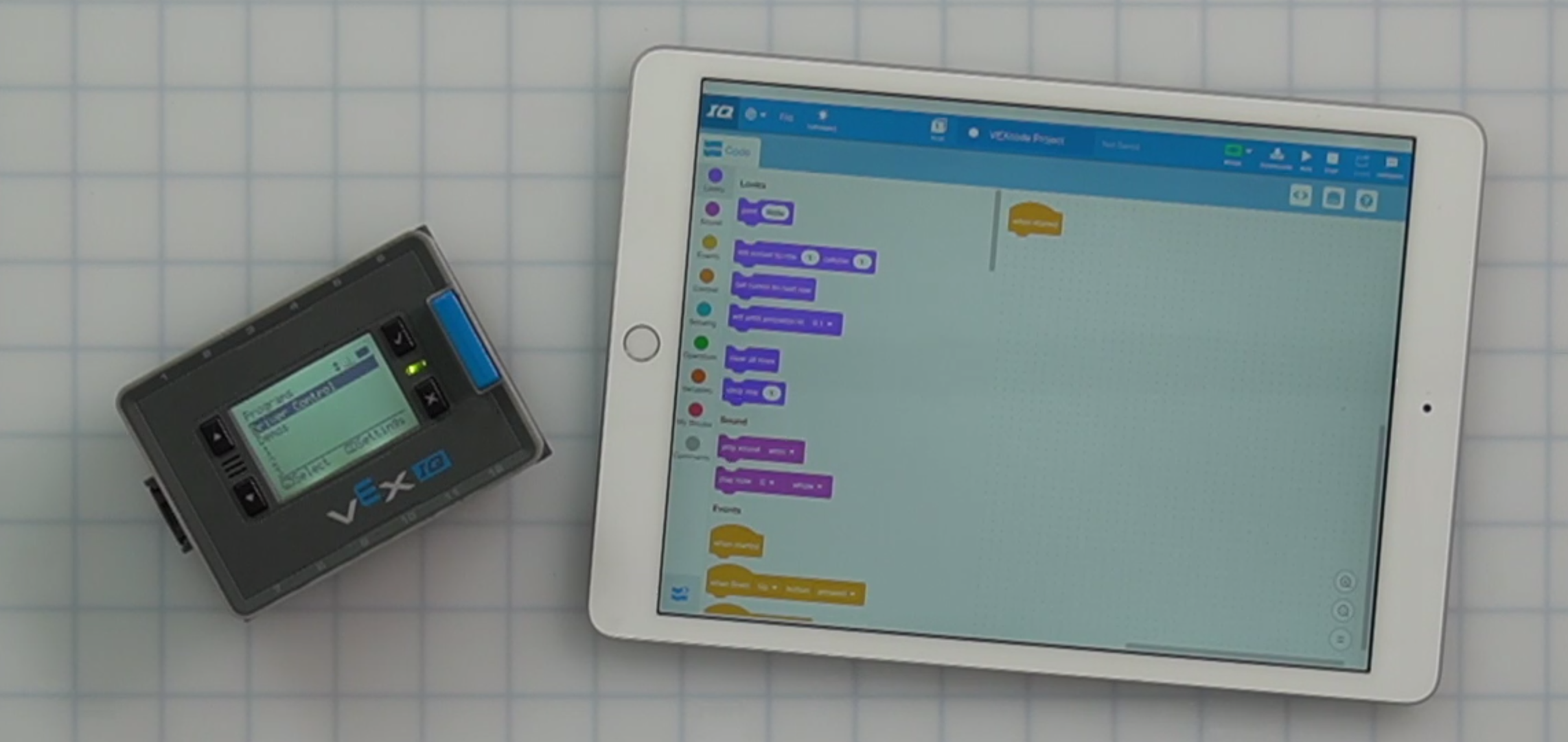Un cerveau connecté à un iPad via une connexion sans fil.