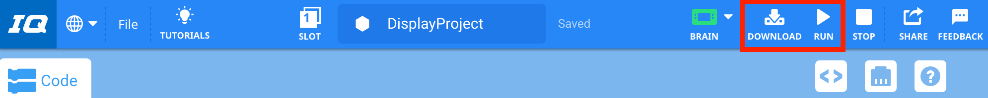Barre d'outils VEXcode IQ avec les icônes Télécharger et Exécuter mises en évidence ensemble entre les icônes Cerveau et Arrêter. Le projet a également été renommé et enregistré sous le nom DisplayProject.