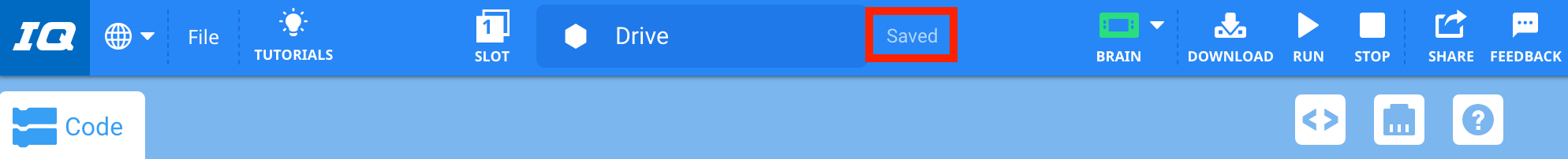 VEXcode IQ Toolbar, wobei das Feld „Projektname“ in „Laufwerk“ geändert wurde. Die Beschriftung rechts ist hervorgehoben und lautet „Gespeichert“.