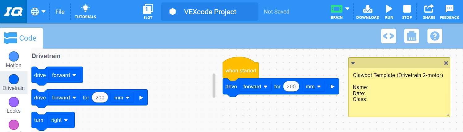 Proyecto de ejemplo de plantilla de motor VEXcode IQ con Clawbot Drivetrain 2 abierto en el espacio de trabajo. El proyecto tiene una nota que tiene una descripción del proyecto y la configuración de su dispositivo. El proyecto también tiene una pila de bloques que dice Al iniciar, avance 200 mm.