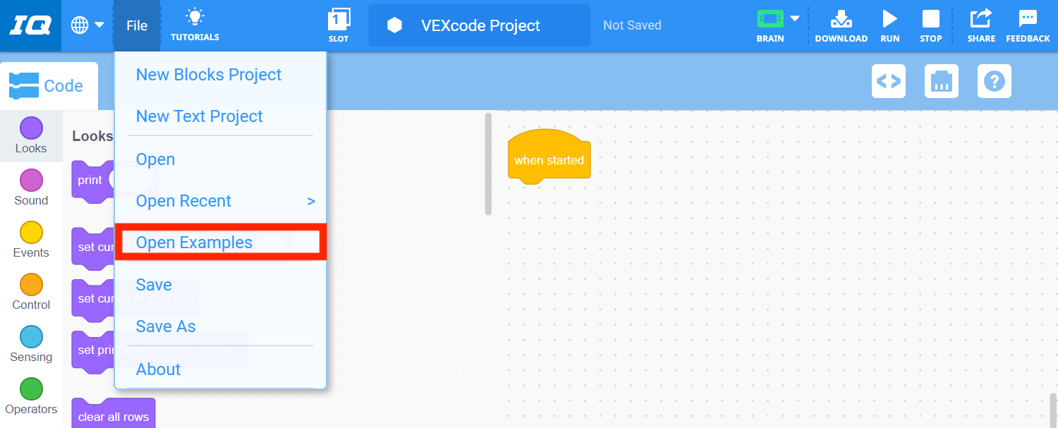 แถบเครื่องมือ VEXcode IQ พร้อมเมนูไฟล์ที่เปิดอยู่และตัวเลือกเปิดตัวอย่างที่ถูกเน้นไว้ เปิดตัวอย่างเป็นตัวเลือกที่ห้าในเมนู ใต้ โปรเจ็กต์บล็อกใหม่ โปรเจ็กต์ข้อความใหม่ เปิด และ เปิดล่าสุด