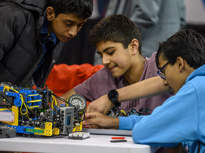 Uma equipa de alunos a discutir, projetar e construir o seu robô para a Competição Slapshot.