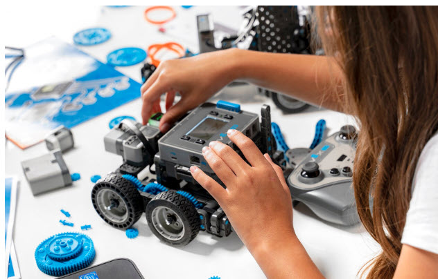 교실 환경에서 VEX IQ 키트를 사용하여 여러 센서가 장착된 코드 베이스 로봇을 제작하고 설계하는 학생입니다.