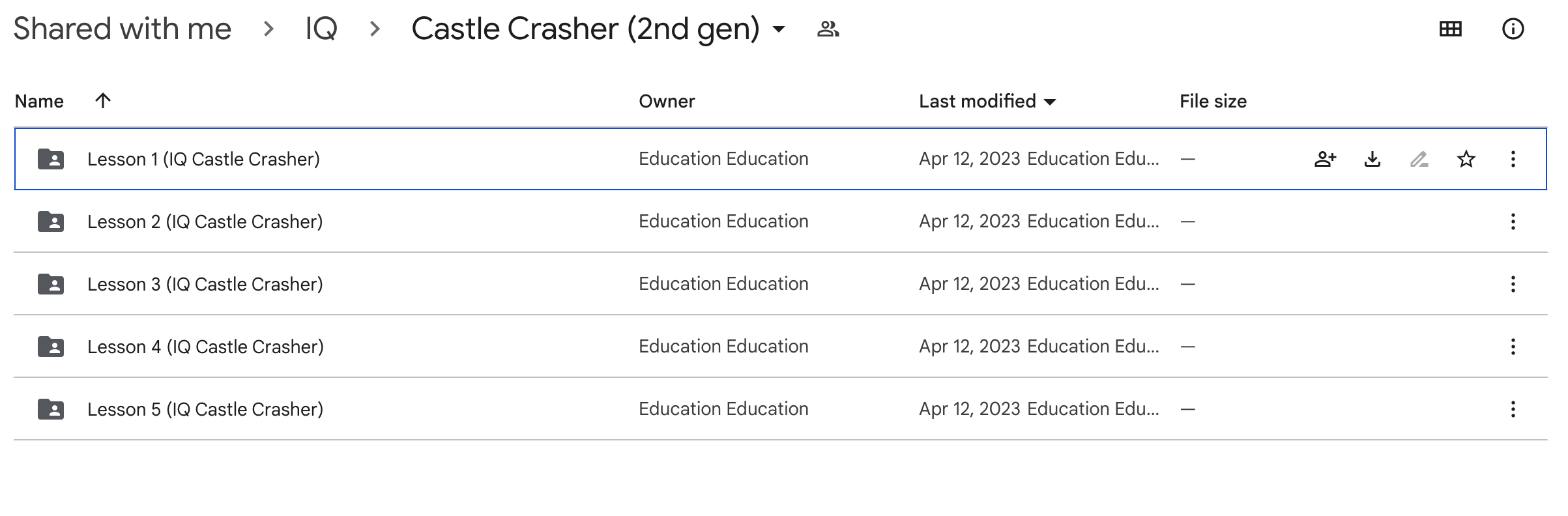 โฟลเดอร์ของวิดีโอ IQ Castle Crasher (รุ่นที่ 2) เปิดใน Google Drive ภายในจะมีโฟลเดอร์ที่สอดคล้องกับบทเรียนแต่ละบท