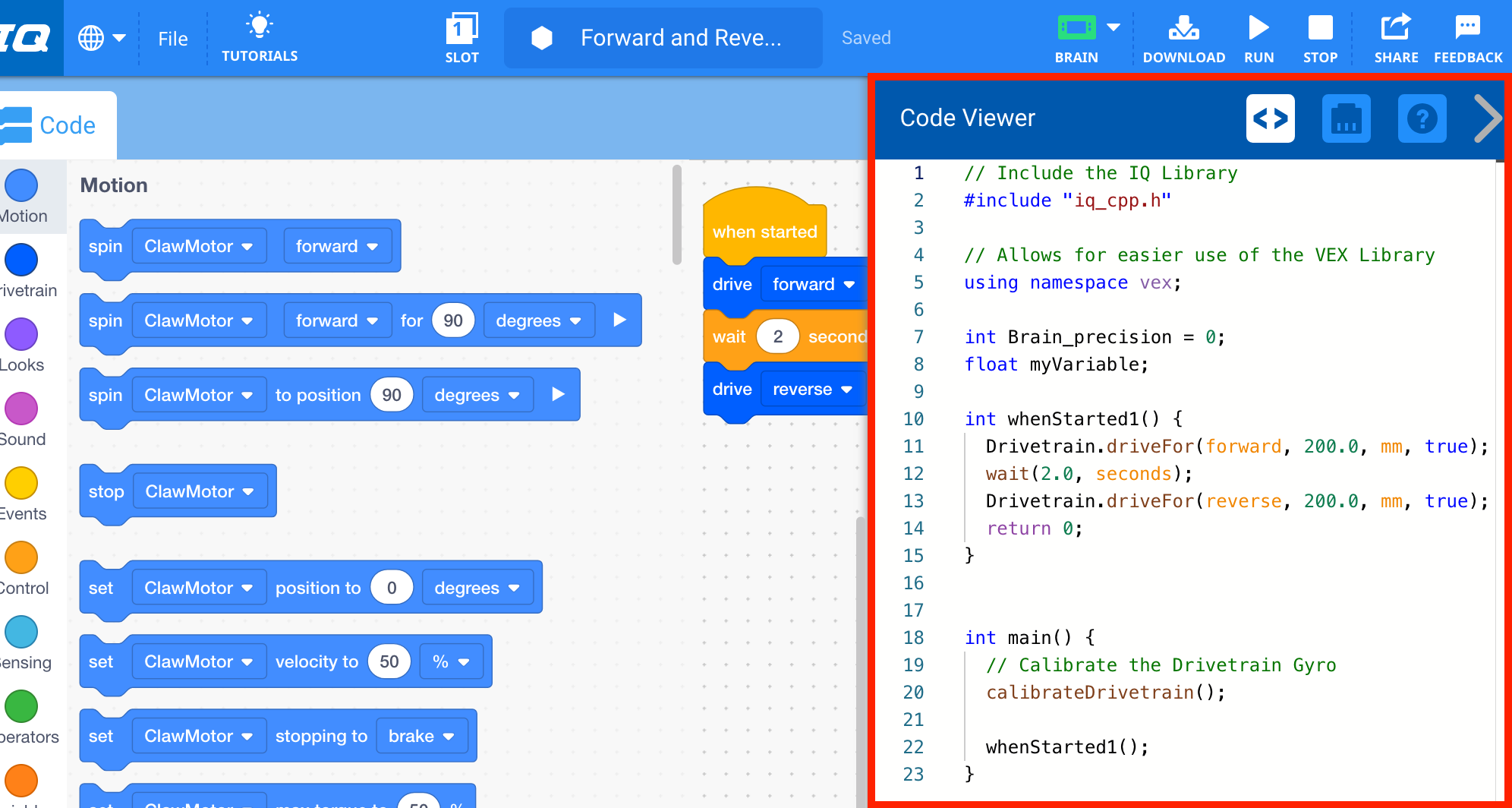 VEXcode IQ ar atvērtu un iezīmētu koda skatītāja izvēlni. Koda skatītājs rāda lietotāja Blocks projektu, kas uzrakstīts C++ valodā.