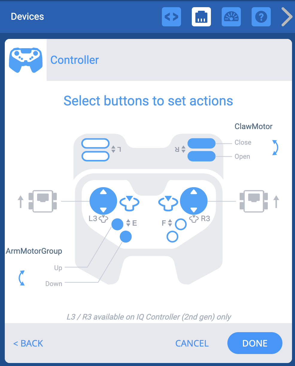 VEXcode IQ eszközök menü a megjelenített vezérlőopciókkal. A gombvezérlés ábrája azt mutatja, hogy a két joystick tartályhajtású konfigurációban hajtja a robotot. Az E tengely gombjai egy ArmMotorGroup-ot, az R tengely gombjai pedig egy ClawMotor-t vezérelnek.