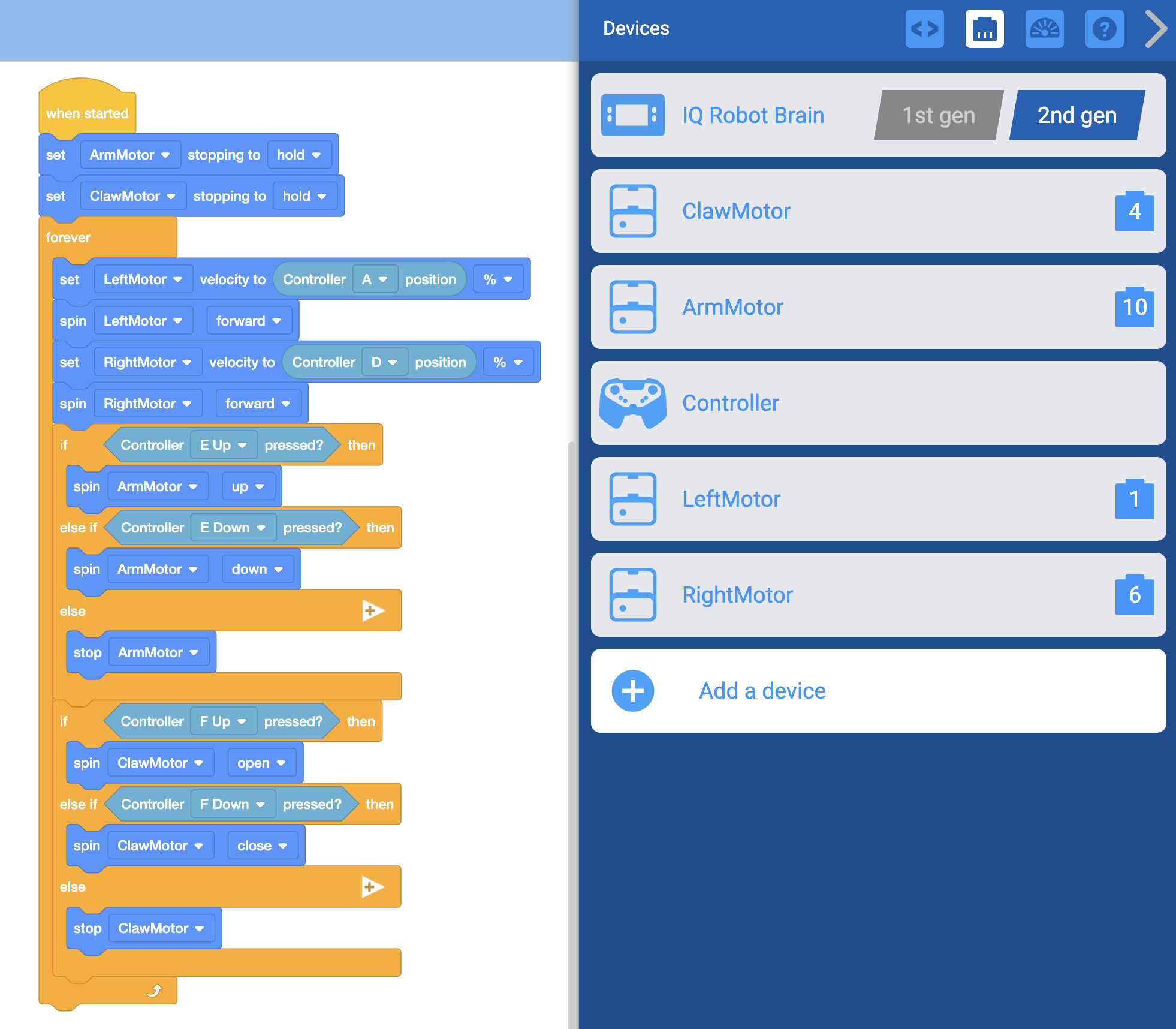 Espacio de trabajo VEXcode IQ con el proyecto de bloques de Opción 2 abierto. El proyecto tiene una pila de bloques y tiene dispositivos configurados. El menú Dispositivos se abre hacia un costado y enumera los siguientes dispositivos: IQ 2nd gen Brain, ClawMotor en el puerto 4, ArmMotor en el puerto 10, Controlador, LeftMotor en el puerto 1 y RightMotor en el puerto 6. Por último, está la pila de bloques para manejar la entrada del controlador. La pila lee Cuando se inicia, configure ArmMotor deteniéndose en espera y configure ClawMotor deteniéndose en espera. El resto de la pila está contenido en un bucle Forever. Se lee Forever, establece la velocidad del LeftMotor en la posición del Controlador A %, gira el LeftMotor hacia adelante, establece la velocidad del RightMotor en la posición del Controlador D %, y gira el RightMotor hacia adelante. A continuación, si se presiona el controlador E Arriba, gire el ArmMotor hacia arriba; de lo contrario, si se presiona el controlador E Abajo, gire el ArmMotor hacia abajo; de lo contrario, detenga el ArmMotor. Por último, si se presiona el controlador F hacia arriba, entonces gira el ClawMotor para abrirlo; de lo contrario, si se presiona el controlador F hacia abajo, entonces gira el ClawMotor para cerrarlo; de lo contrario, detén el ClawMotor.