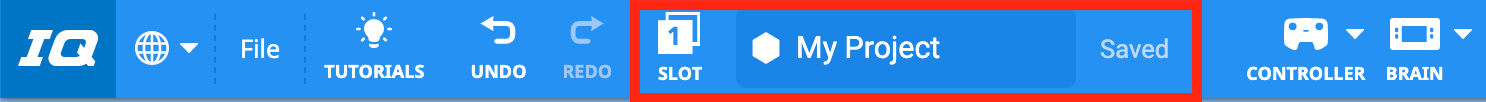 VEXcode IQ Toolbar, in der das Slot-Symbol, das Feld „Projektname“ und die Bezeichnung „Speicherstatus“ gemeinsam in einem Feld hervorgehoben sind. Die Bezeichnung „Speicherstatus“ lautet „Gespeichert“.