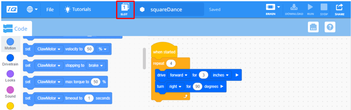 チュートリアルとプロジェクト名のフィールドの間にあるスロット アイコンが強調表示された VEXcode IQ ツールバー。
