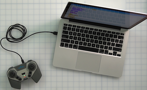 Ohjain kytketty kannettavaan tietokoneeseen USB-kaapelilla.