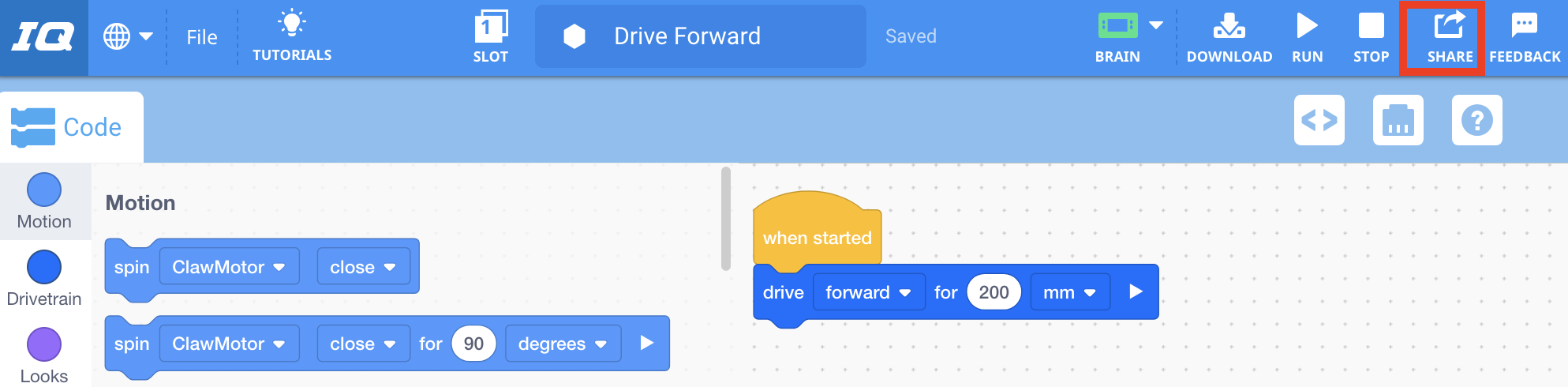 VEXcode IQ Toolbar mit hervorgehobenem Teilen-Symbol zwischen den Symbolen Stopp und Feedback. Im untenstehenden Arbeitsbereich wird ein Blockprojekt mit einem Stapel angezeigt, der lautet: „Nach dem Start 200 mm vorwärts fahren.“