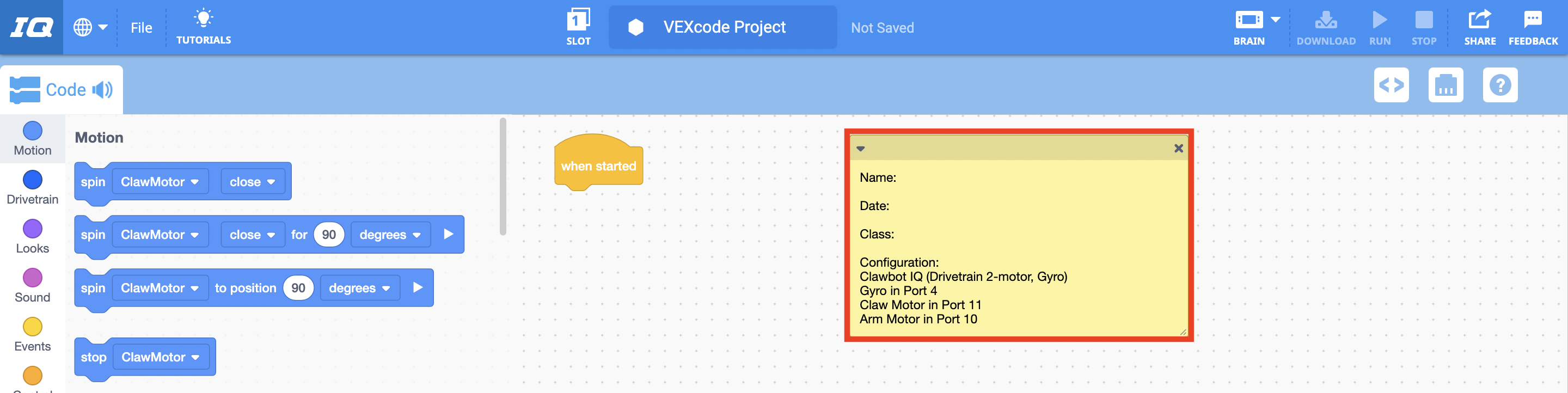 A VEXcode IQ egy megnyitott sablonpélda projekttel és a hozzá tartozó leírással (Megjegyzés) kiemelve. Ez a sablon több eszközt használ, és minden eszköz a jegyzet Konfiguráció szakaszában szerepel.