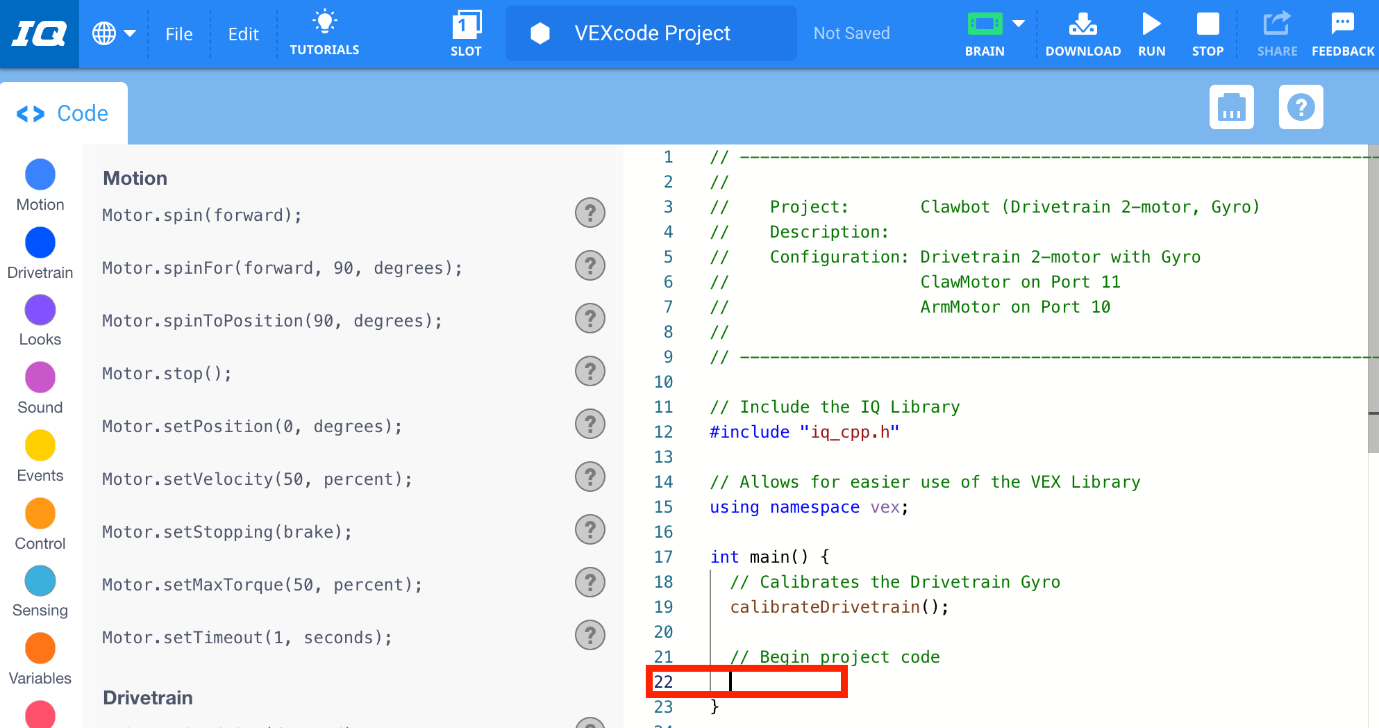VEXcode IQ avec le modèle de moteur Clawbot Drivetrain 2 : Exemple de projet ouvert. Une ligne de code vide spécifique à la ligne 22 est mise en évidence, à l'intérieur de la fonction principale et directement en dessous du commentaire qui dit « Début du code du projet ».
