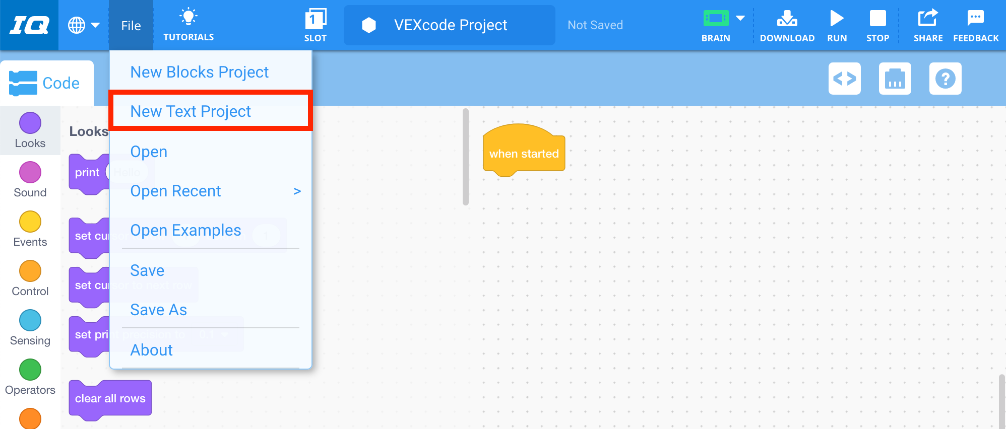 VEXcode IQ ツールバーの「ファイル」メニューが開き、「新しいテキスト プロジェクト」オプションが強調表示されています。 「新しいテキスト プロジェクト」は、メニューの「新しいブロック プロジェクト」の下の 2 番目のオプションです。