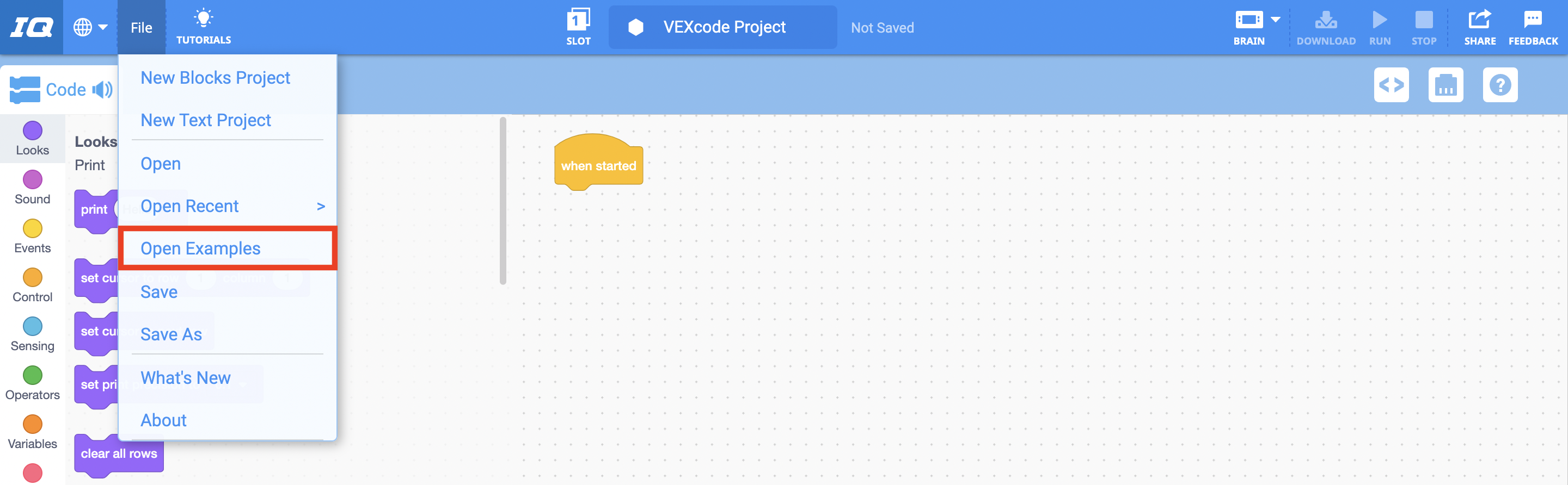 Панель інструментів VEXcode IQ з відкритим меню «Файл» та виділеним пунктом «Відкрити приклади». «Відкрити приклади» – це п’ятий пункт у меню, нижче «Новий проект блоків», «Новий текстовий проект», «Відкрити» та «Відкрити нещодавні».