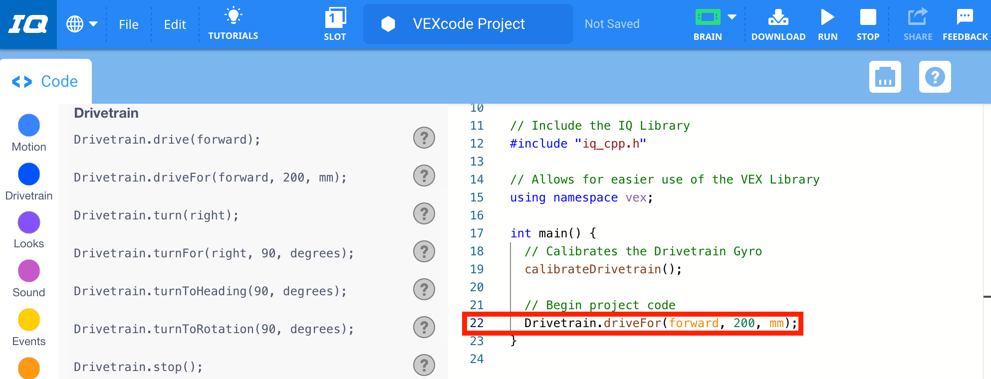 Clawbot Drivetrain 2 മോട്ടോർ ടെംപ്ലേറ്റുള്ള VEXcode IQ ഉദാഹരണ പ്രോജക്റ്റ് തുറന്നു. മുമ്പ് ശൂന്യമായിരുന്ന കോഡ് വരിയിൽ ഇപ്പോൾ Drivetrain.driveFor(forward, 200, mm) എന്ന് വായിക്കുന്ന ഒരു Drive for കമാൻഡ് ഉണ്ട്.