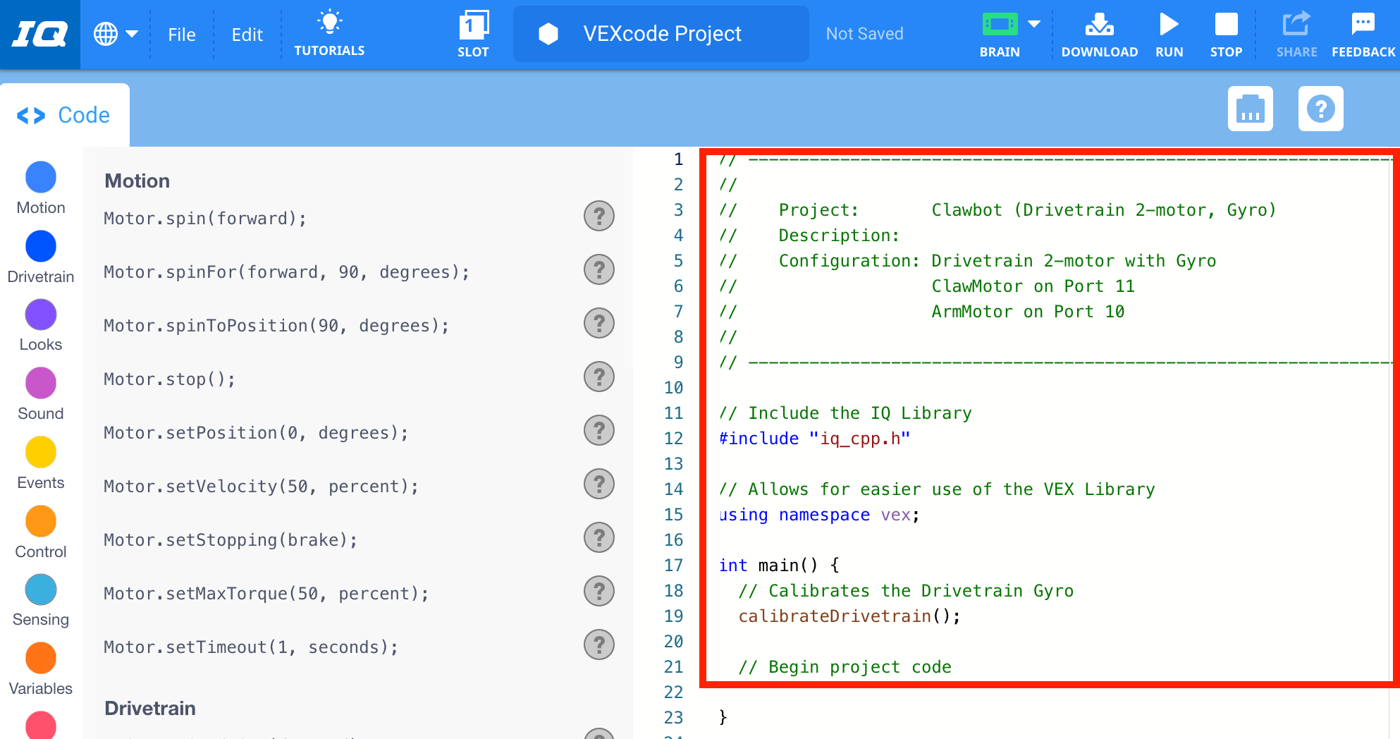 A VEXcode IQ sablonnal és egy megnyitott példaprojekttel rendelkezik, amely tartalmazza a konfigurált eszközöket és a projekt leírását tartalmazó kódmegjegyzéseket.