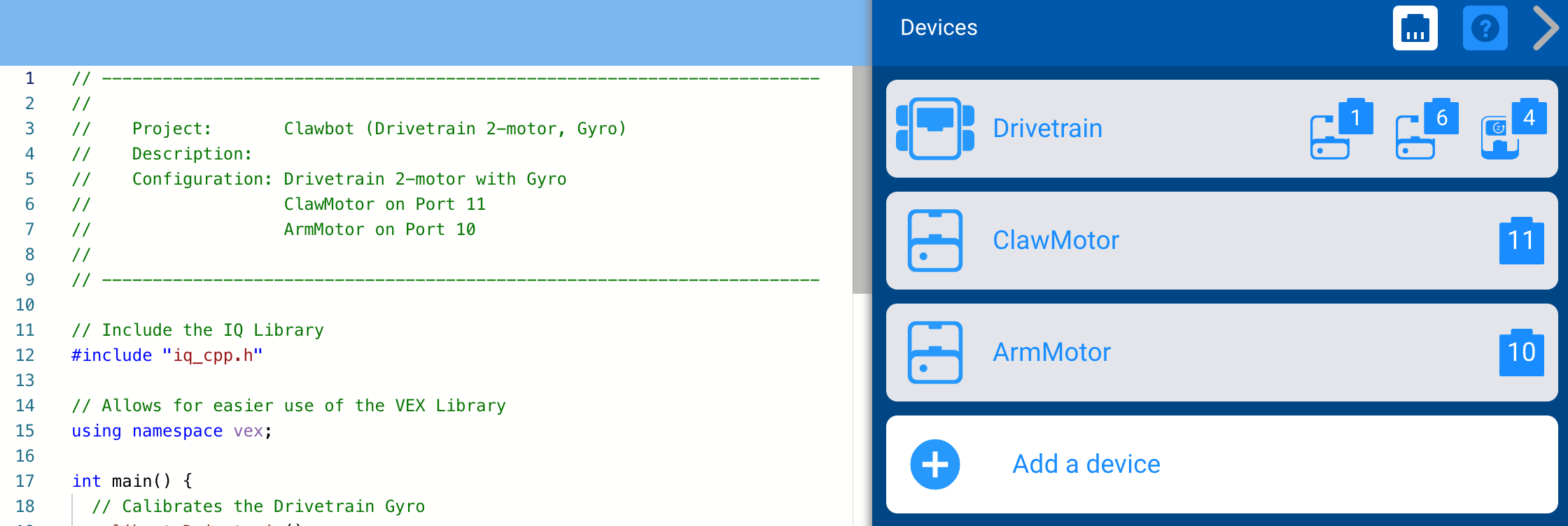 VEXcode IQ dengan proyek contoh templat dibuka, termasuk perangkat yang dikonfigurasi dan komentar kode dengan deskripsi proyek. Menu Perangkat dibuka di samping untuk menunjukkan bahwa perangkat telah dikonfigurasikan sebelumnya ke port tertentu.