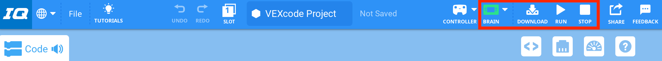 VEXcode IQ Toolbar mit einem grünen Gehirn-Symbol in einem roten Rahmen und den daneben liegenden Symbolen Herunterladen, Ausführen und Stoppen.