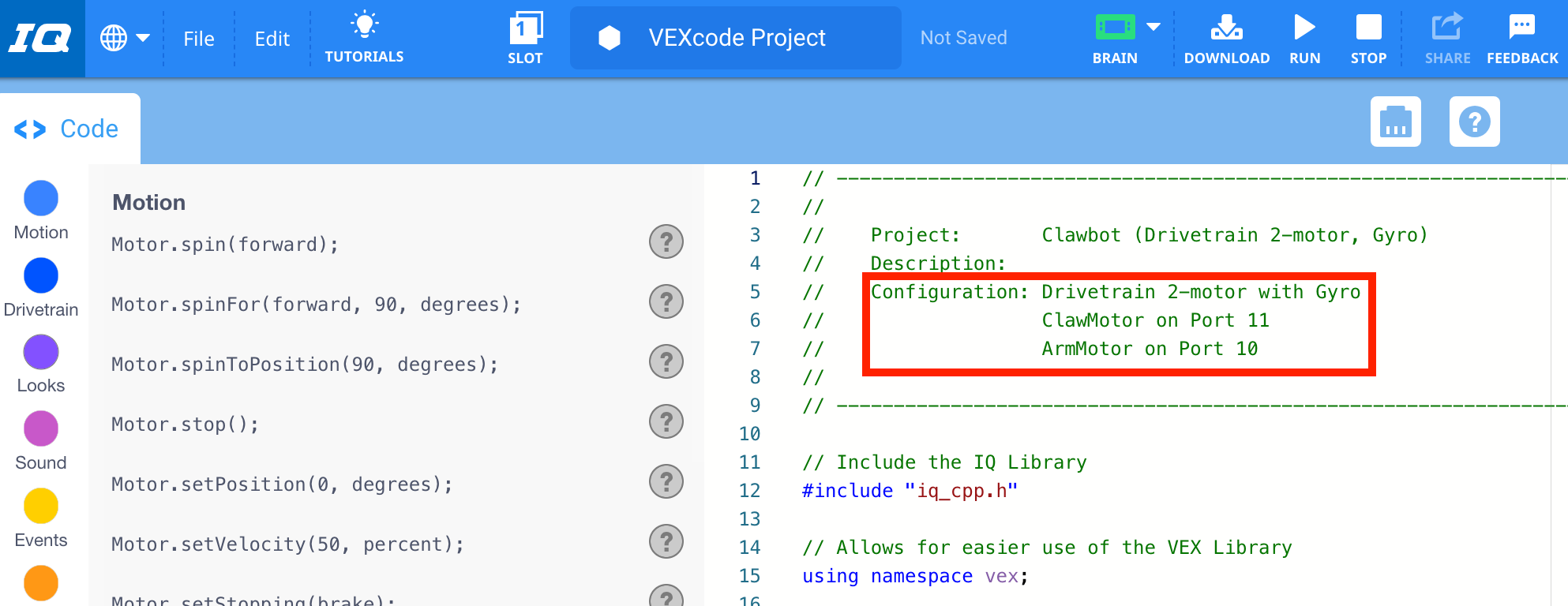 VEXcode IQ з відкритим шаблоном проекту-прикладом та виділеним полем коментаря до конфігурації. У цьому шаблоні використовується кілька пристроїв, і кожен пристрій перелічено в новому рядку.