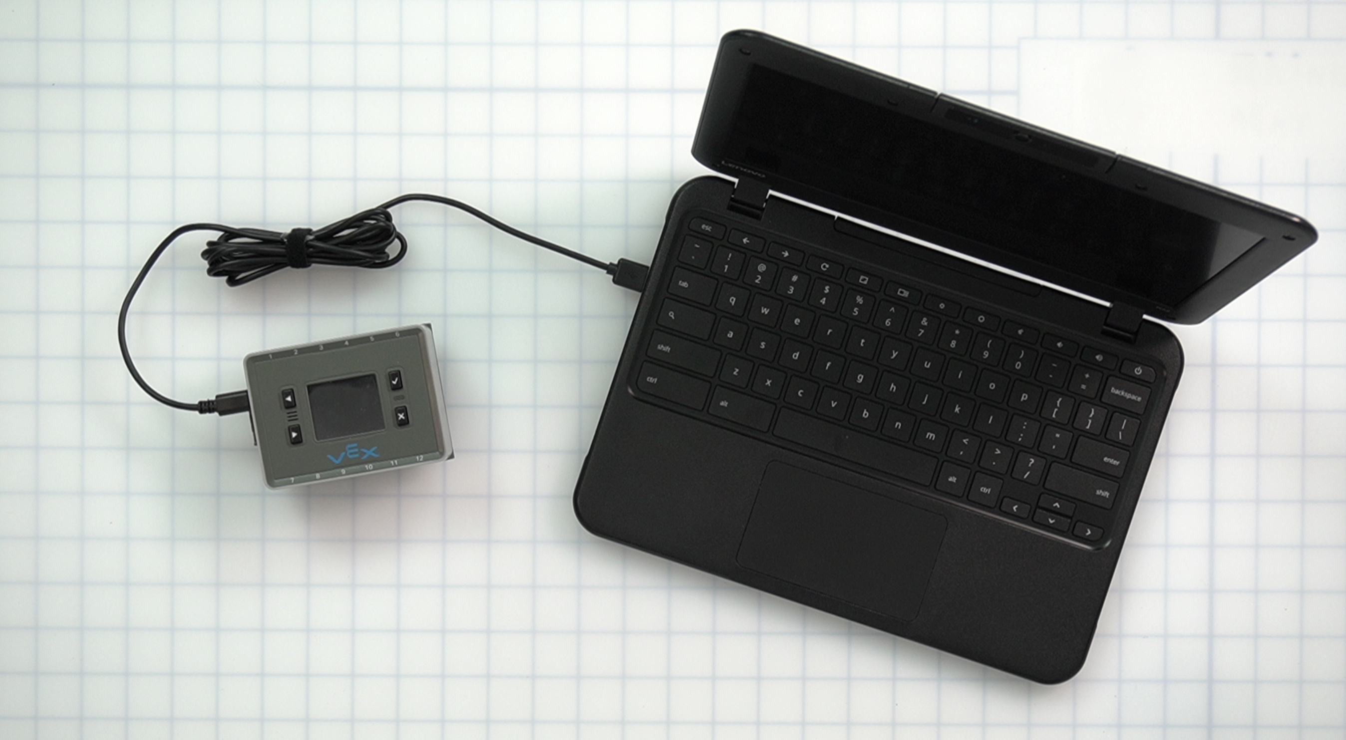 สมองที่เชื่อมต่อกับคอมพิวเตอร์โน้ตบุ๊กโดยใช้สาย USB