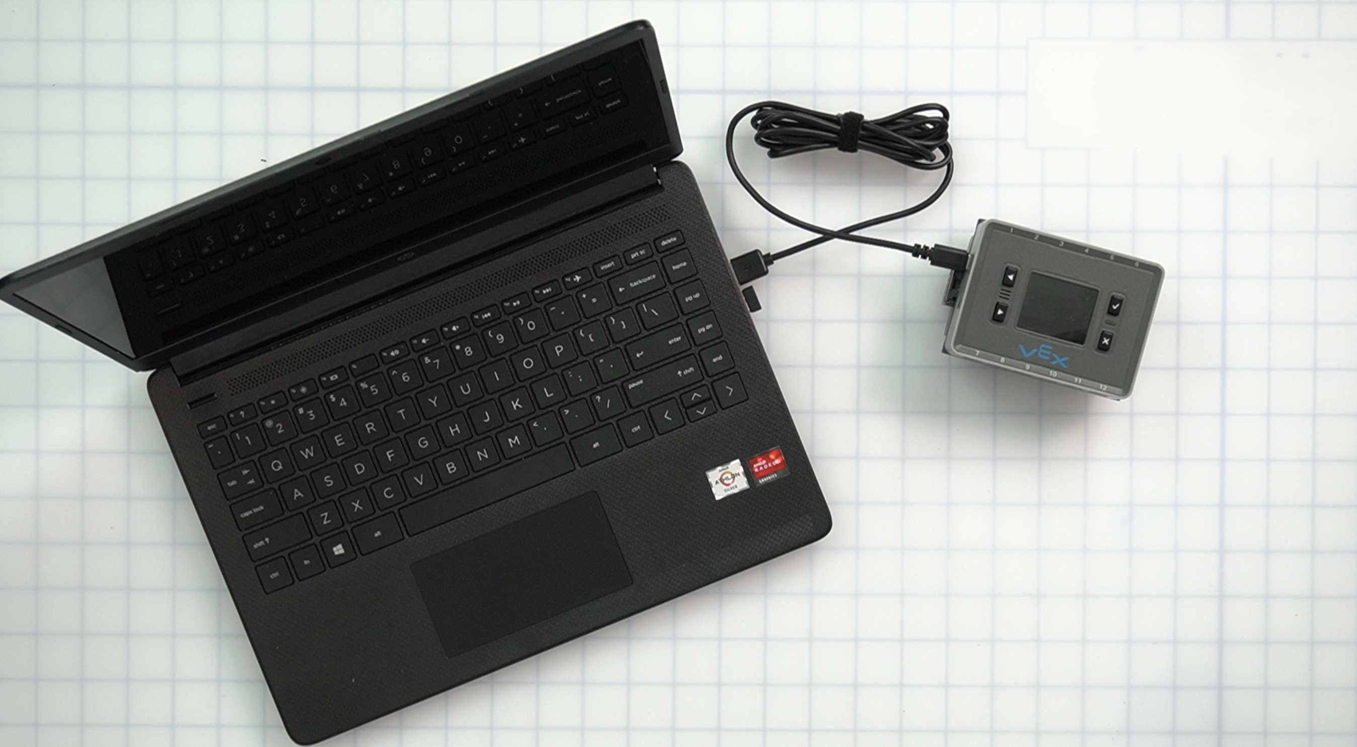 Hersenen via een USB-kabel verbonden met een laptop.