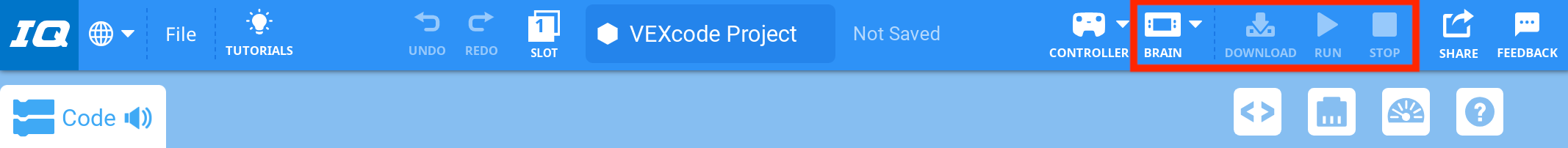 VEXcode IQ ツールバーには、赤いボックス内に強調表示された Brain アイコンと、その横に表示された Download、Run、Stop の各アイコンがあります。 ブレインアイコンは白で、他の 3 つのアイコンはグレー表示されています。