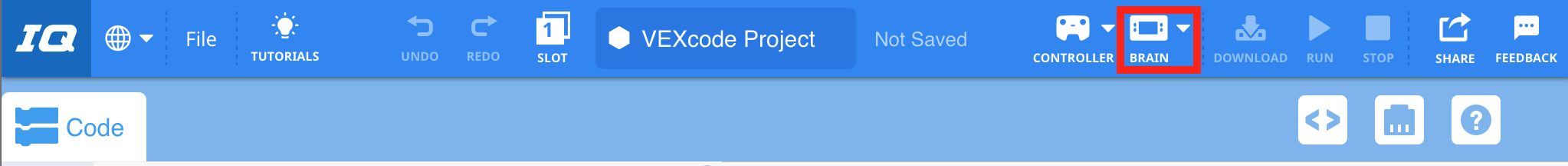 VEXcode IQ مع أيقونة Brain على شريط الأدوات المميزة بين أيقونة وحدة التحكم وأيقونات التنزيل.