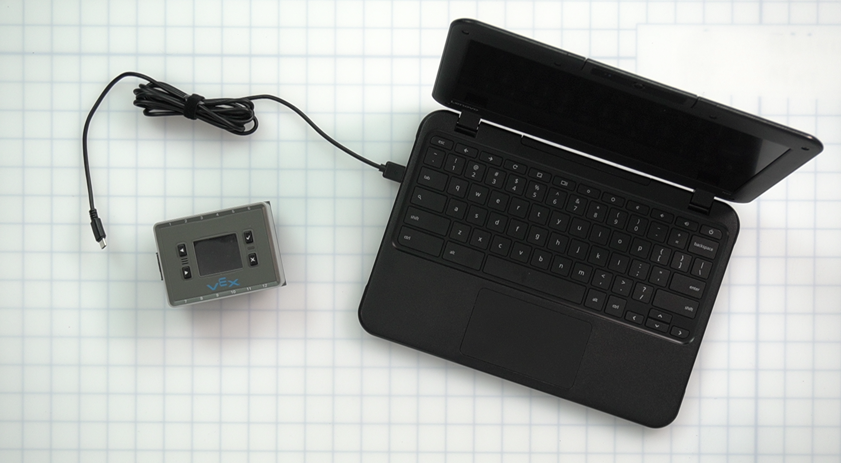 สมองที่เชื่อมต่อกับคอมพิวเตอร์โน้ตบุ๊กโดยใช้สาย USB ตอนนี้สาย USB ได้ถูกถอดออกจากสมองแล้ว