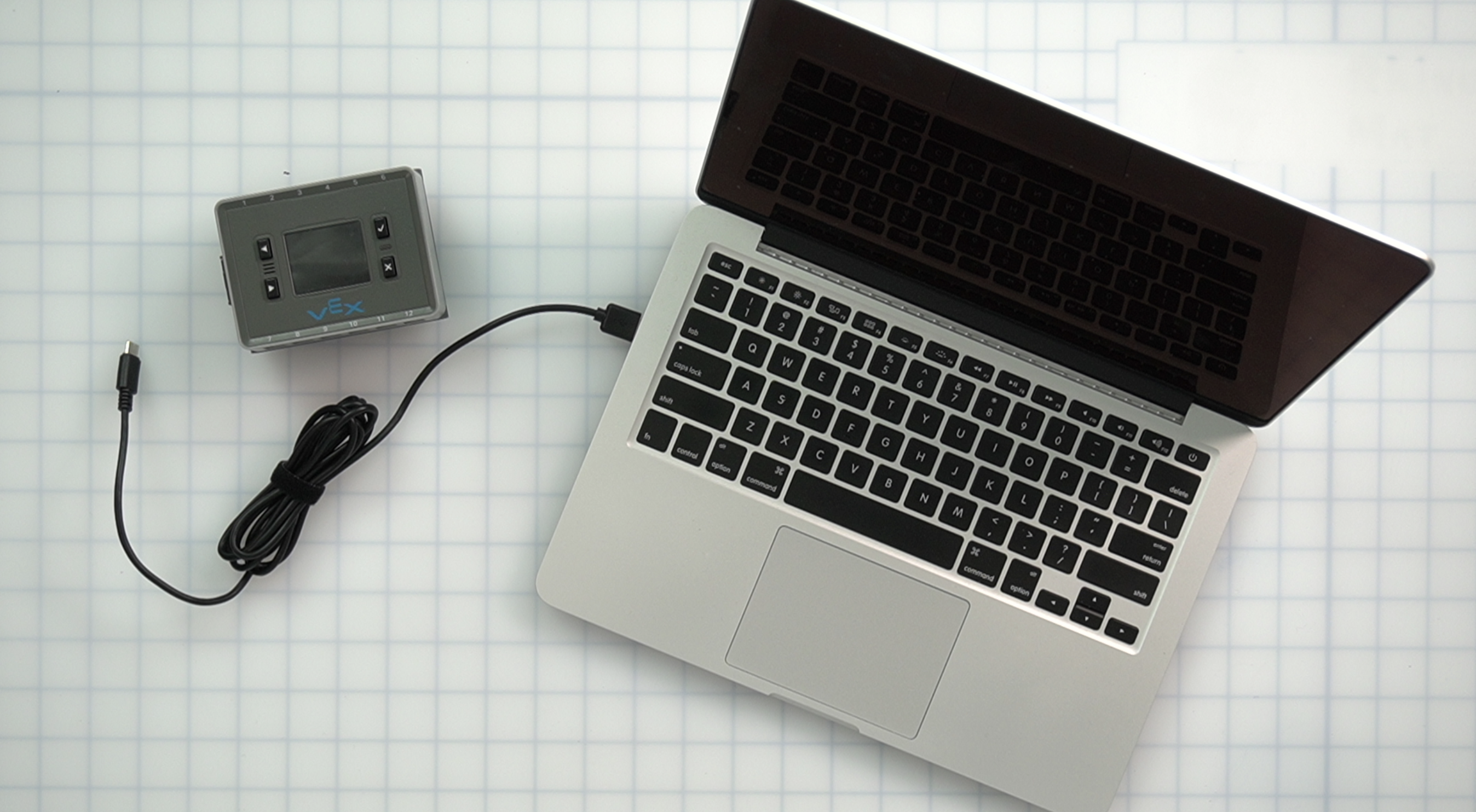 Eskiden USB kablosuyla bağlanan beyin ve laptop. Artık USB kablosu Beyinden çıkarılmış oldu.