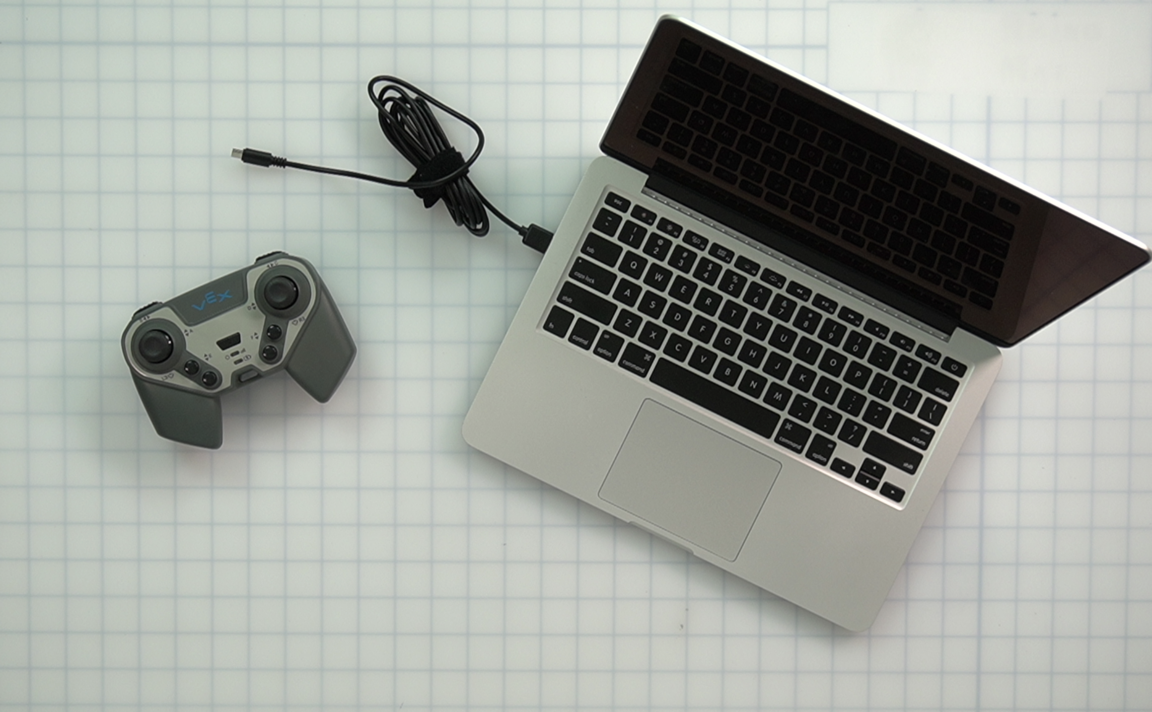 Kontroller és laptop, amik korábban USB kábellel voltak összekötve. Most kihúzta az USB-kábelt a vezérlőből.