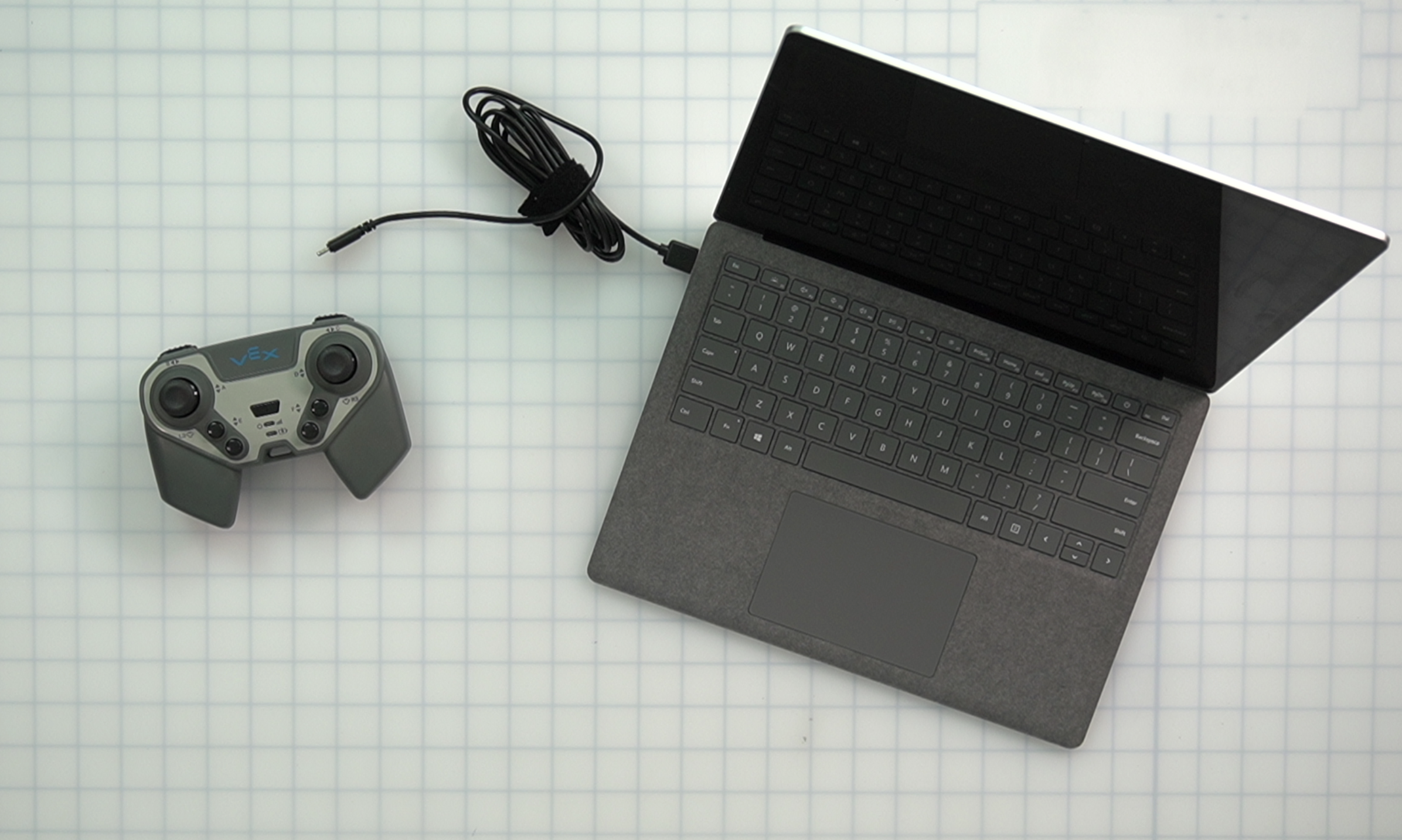 Controller en laptop die voorheen met een USB-kabel verbonden waren. De USB-kabel is nu losgekoppeld van de controller.