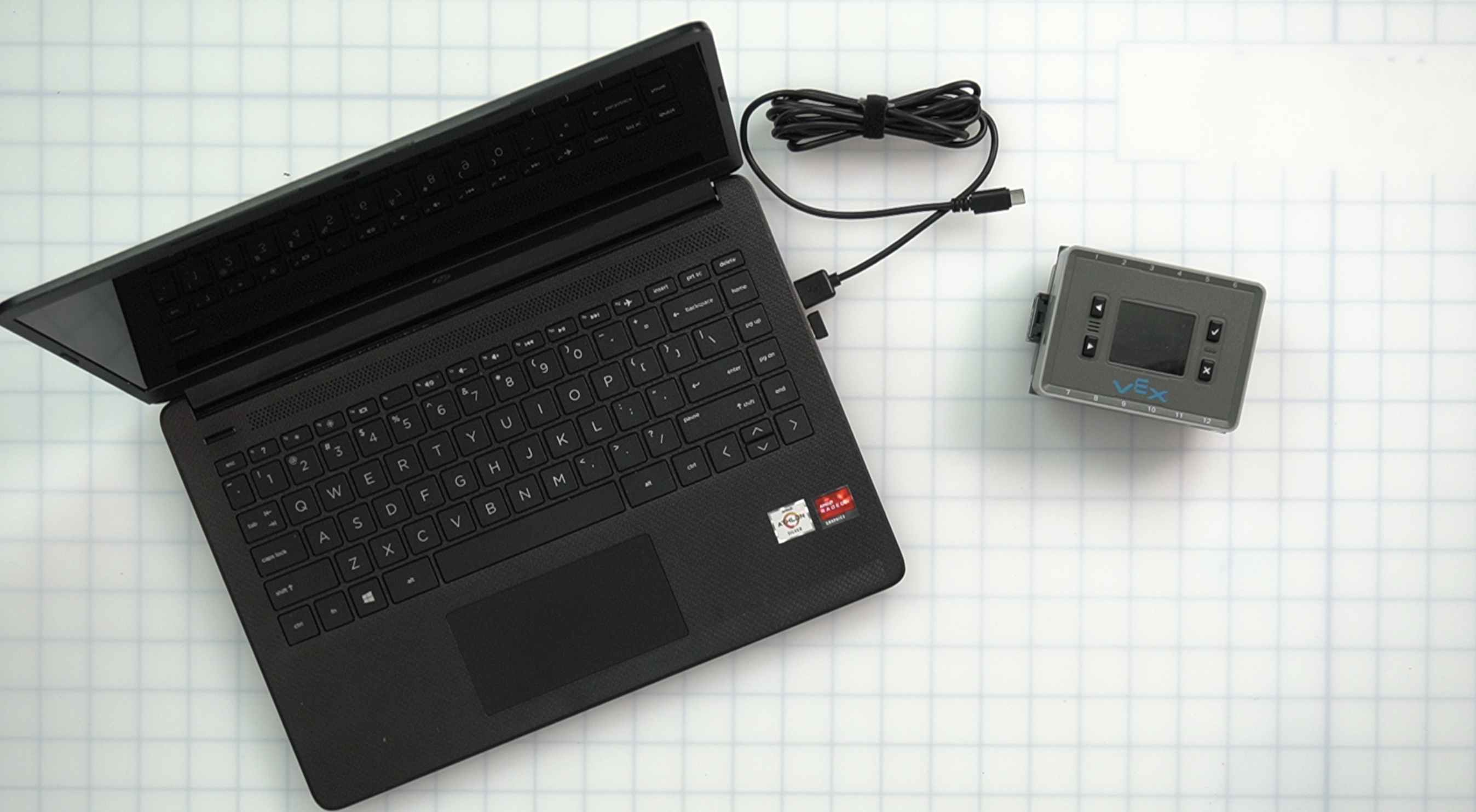 Бұрын USB кабелі арқылы қосылған ми мен ноутбук. Енді USB кабелі мидан ажыратылды.