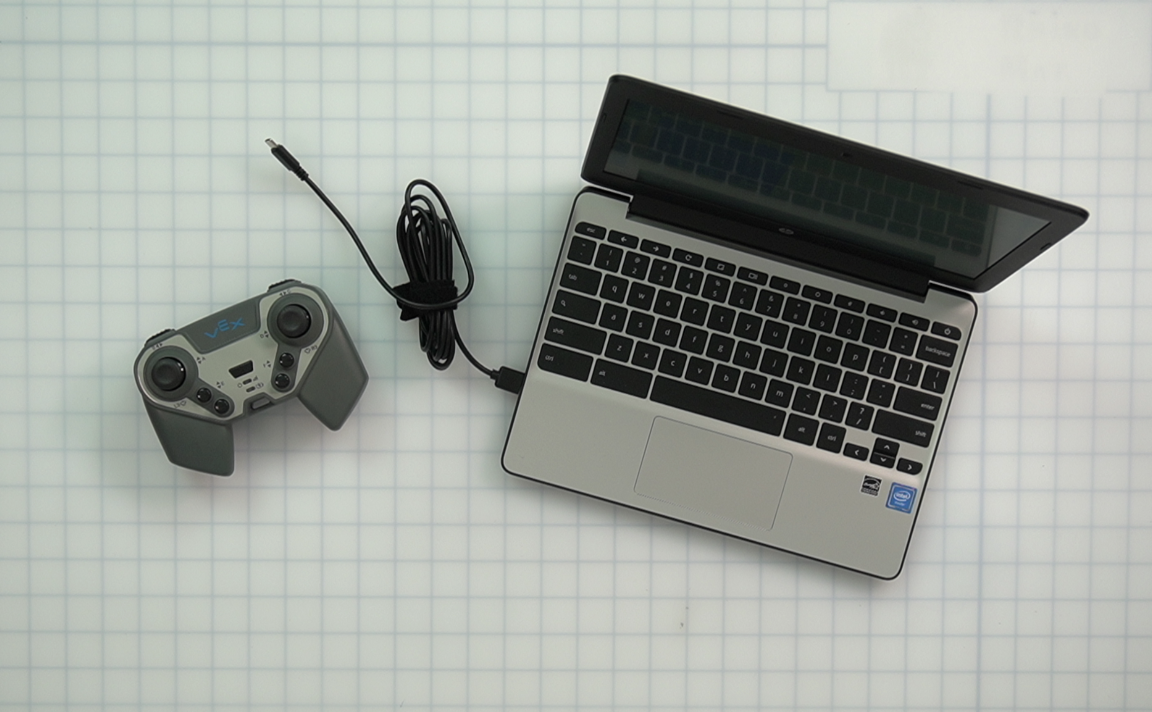 جهاز التحكم والكمبيوتر المحمول الذي كان متصلاً باستخدام كابل USB. الآن، تم فصل كابل USB من وحدة التحكم.