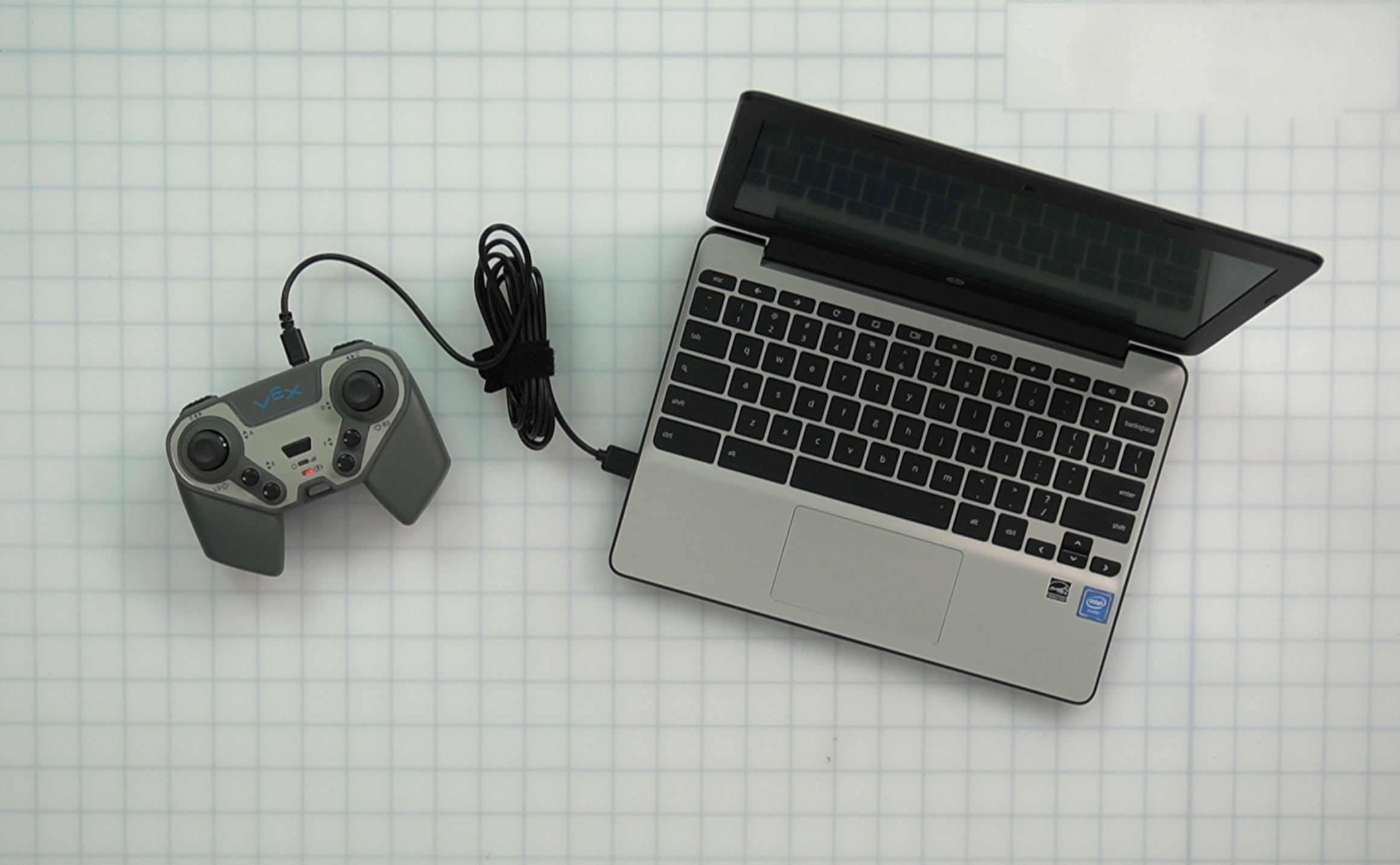 ตัวควบคุมที่เชื่อมต่อกับคอมพิวเตอร์แล็ปท็อปโดยใช้สาย USB