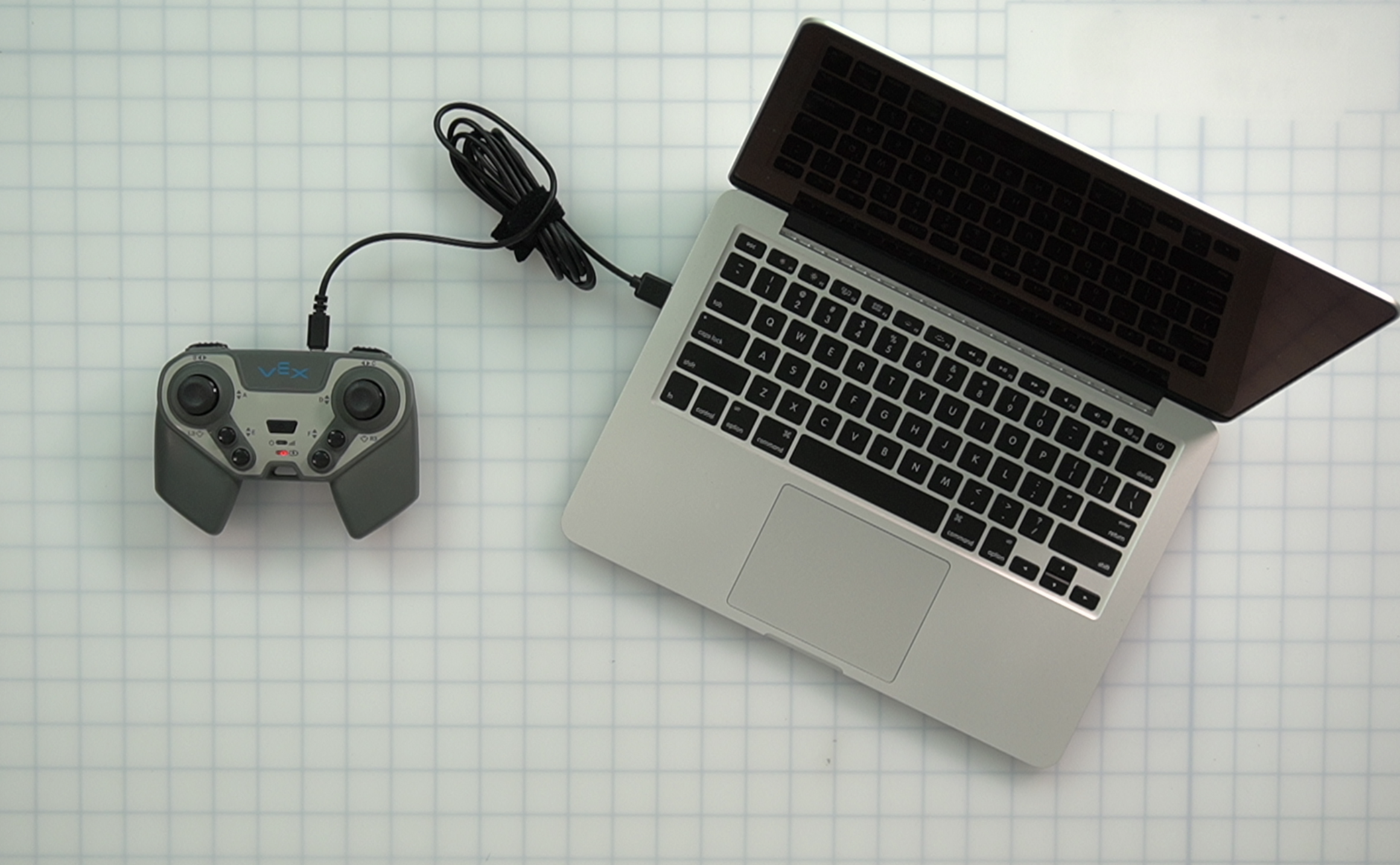 Valdiklis prijungtas prie nešiojamojo kompiuterio naudojant USB laidą.