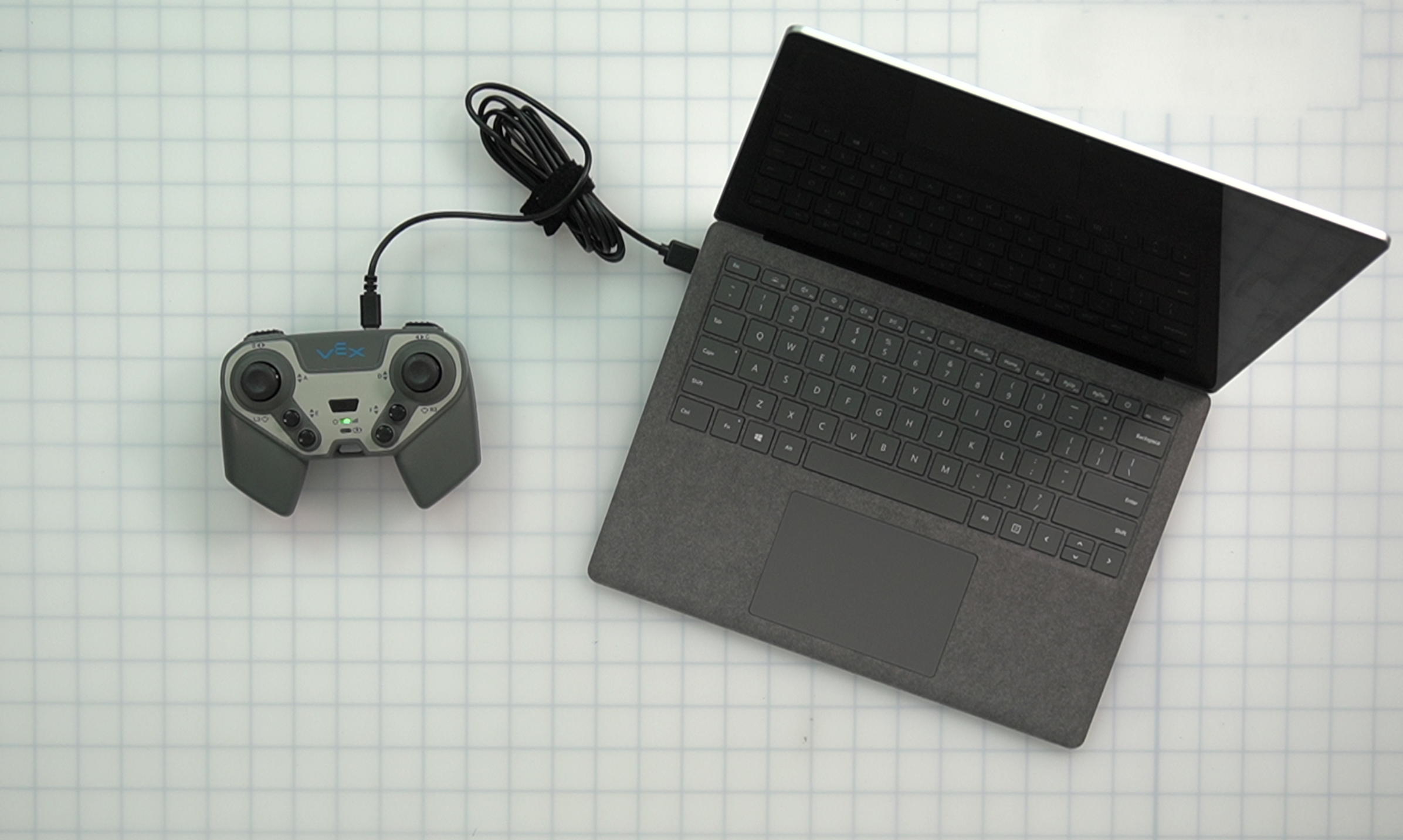 Controller collegato a un computer portatile tramite cavo USB.