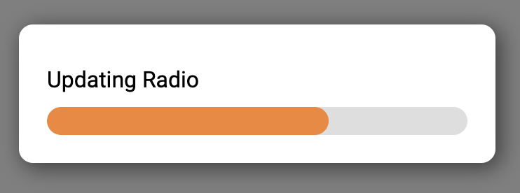 VEXcode IQ Radyo Güncelleniyor istemi, bir ilerleme çubuğu ve Radyo Güncelleniyor mesajıyla birlikte.