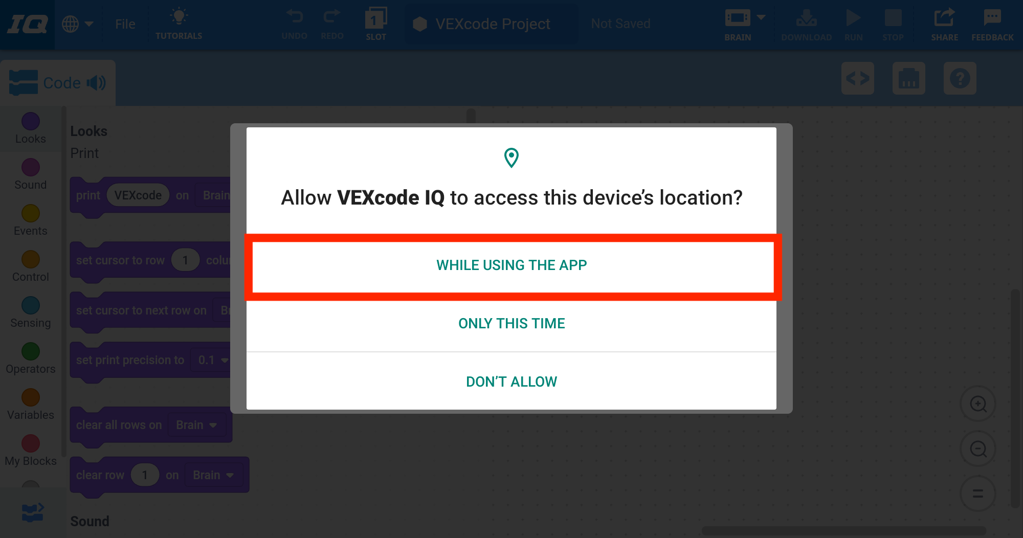 Perintah Izin Lokasi dari perangkat Android yang berbunyi 'Izinkan VEXcode IQ mengakses lokasi perangkat ini?' Tombol Saat Menggunakan Aplikasi di bawah disorot.