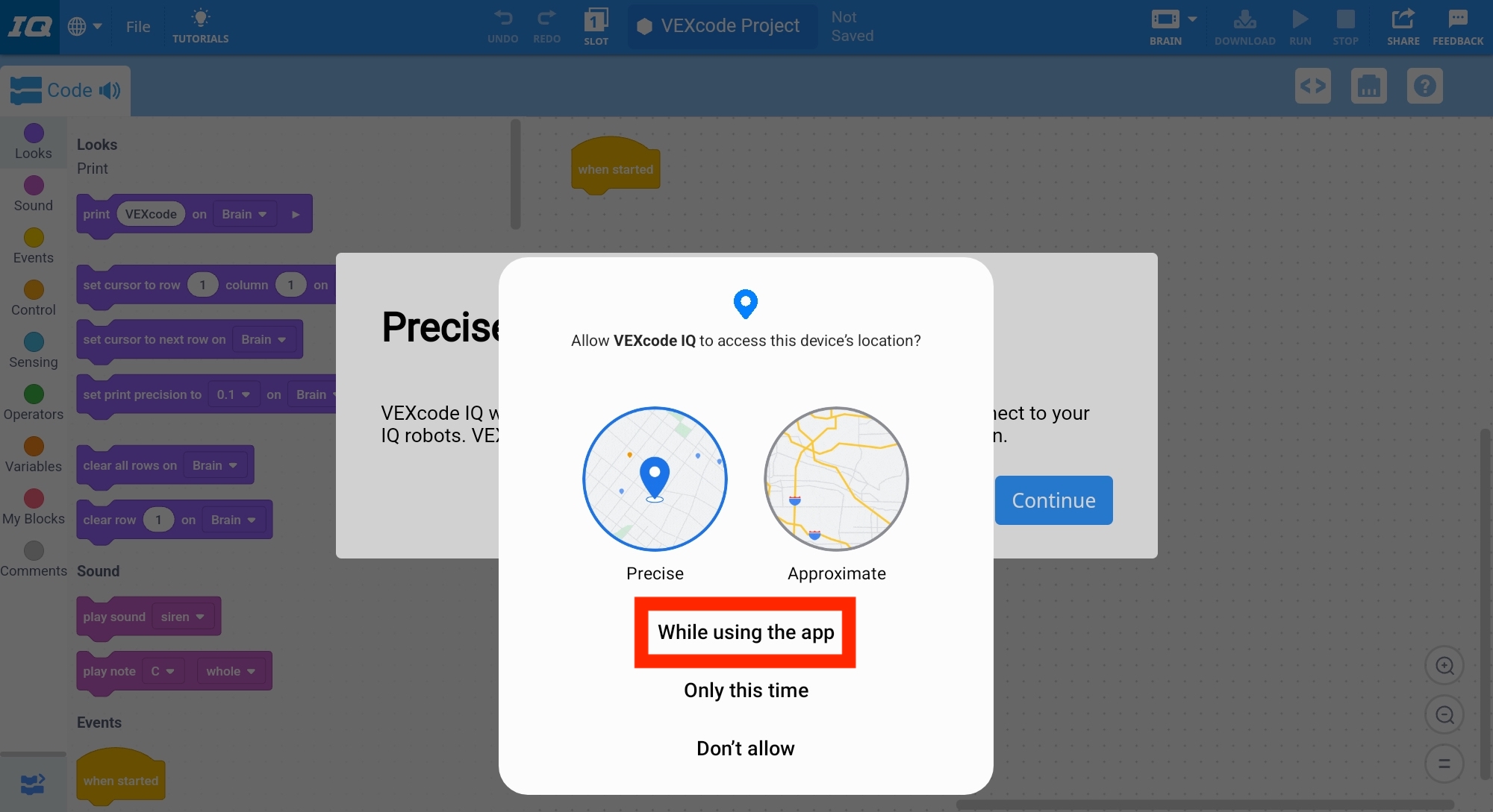 Lời nhắc Quyền truy cập vị trí từ thiết bị Android có nội dung 'Cho phép VEXcode IQ truy cập vị trí của thiết bị này?' Tùy chọn Khi sử dụng ứng dụng bên dưới được đánh dấu nổi bật.