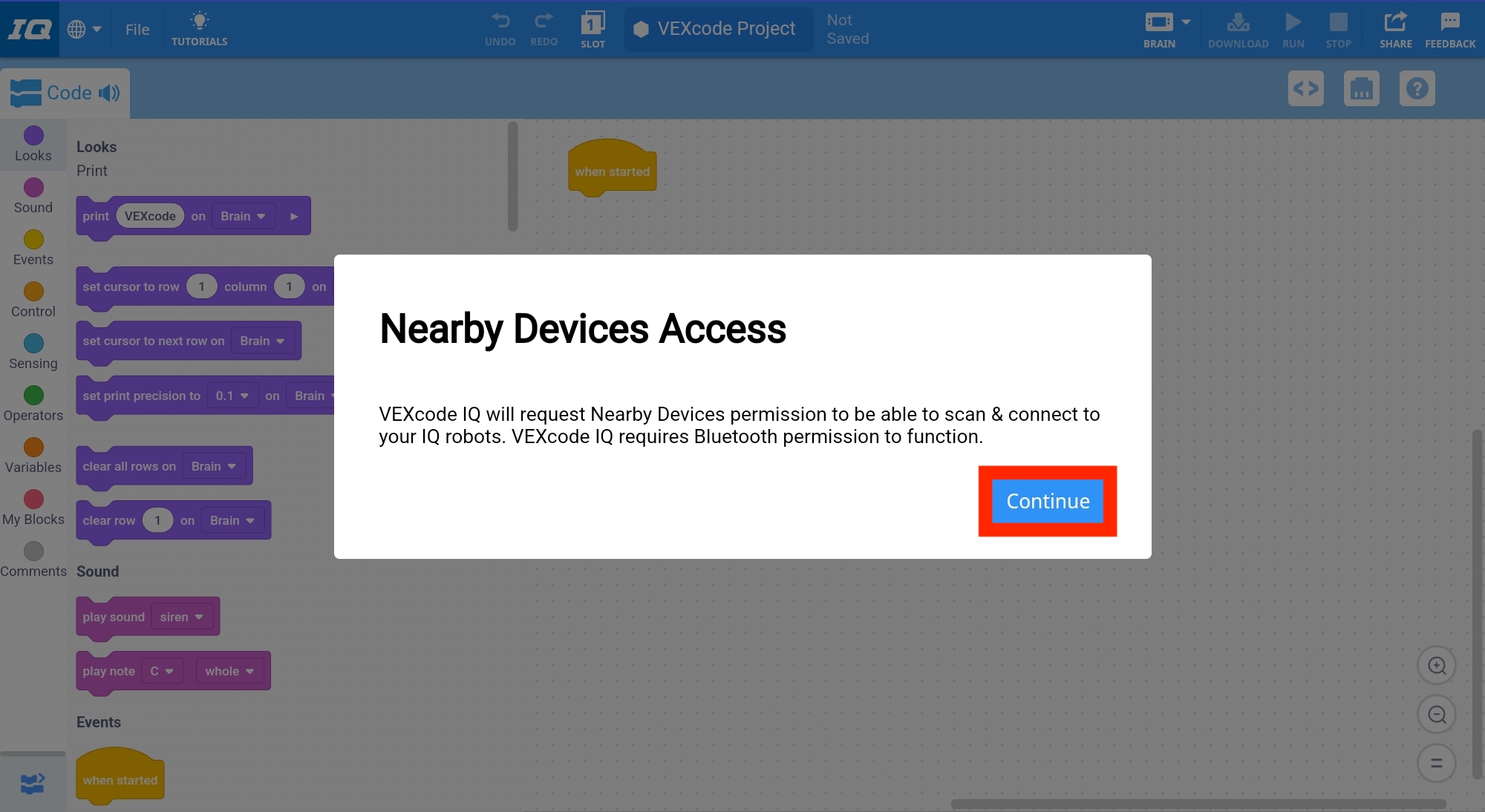 Aparece el mensaje de acceso a dispositivos cercanos de VEXcode IQ después de iniciar la aplicación que dice 'VEXcode IQ solicitará permiso a los dispositivos cercanos para poder escanear y conectarse a sus robots IQ. VEXcode IQ requiere permiso de Bluetooth para funcionar. El botón Continuar a continuación está resaltado.