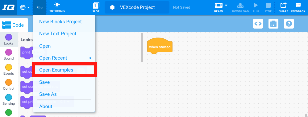 แถบเครื่องมือ VEXcode IQ พร้อมเมนูไฟล์ที่เปิดอยู่และไฮไลต์เปิดตัวอย่าง เปิดตัวอย่างเป็นรายการเมนูที่ห้าภายใต้ โปรเจ็กต์บล็อกใหม่ โปรเจ็กต์ข้อความใหม่ เปิด และเปิดล่าสุด