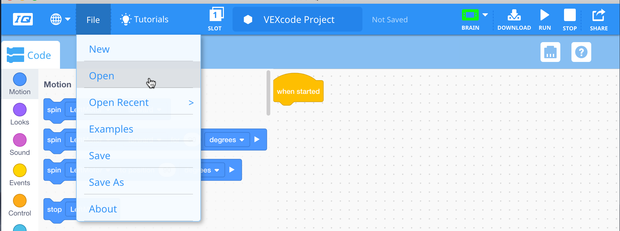 Panel nástrojů VEXcode IQ s otevřenou nabídkou Soubor a zvýrazněnou možností Otevřít. Otevřít je druhá možnost v nabídce, pod Nový.