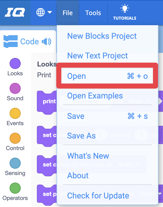 Barra de herramientas VEXcode IQ con el menú Archivo abierto y la opción Abrir resaltada. Abrir es la tercera opción en el menú, debajo de Nuevo proyecto de bloques y Nuevo proyecto de texto.