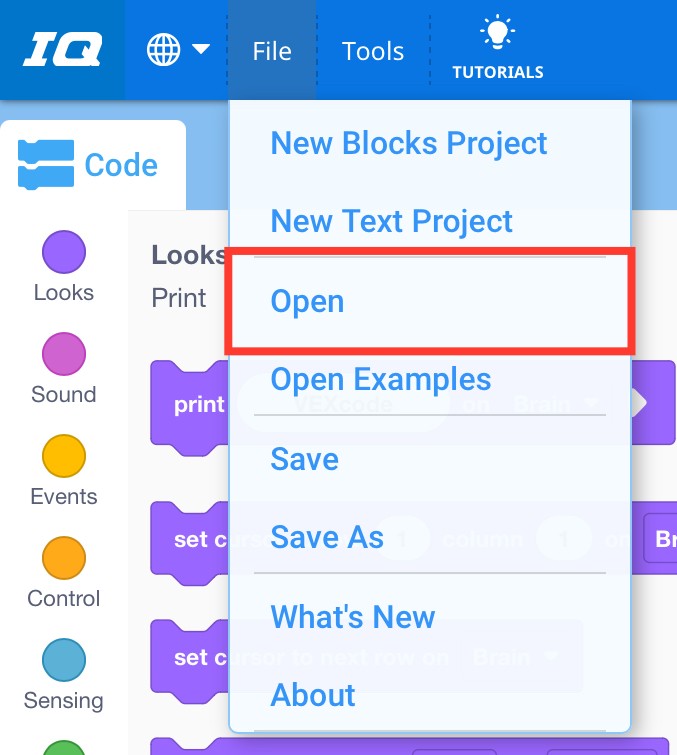 Pasek narzędzi VEXcode IQ z otwartym menu Plik i zaznaczoną opcją Otwórz. Otwórz to trzecia opcja w menu, po Nowy projekt bloków i Nowy projekt tekstowy.