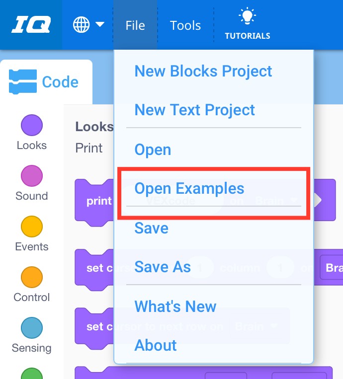 Pasek narzędzi VEXcode IQ z otwartym menu Plik i zaznaczoną opcją Otwórz przykłady. Otwórz przykłady to czwarta opcja w menu, po opcjach Nowy projekt bloków, Nowy projekt tekstowy i Otwórz.