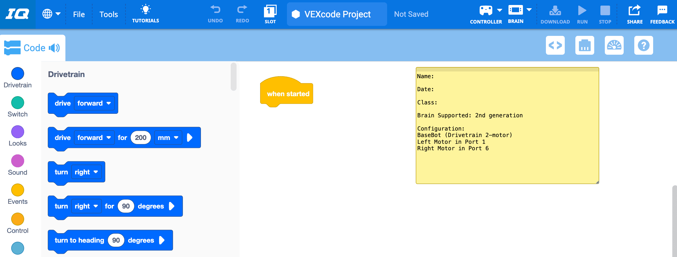 VEXcode IQ mit geöffnetem Beispielprojekt als Vorlage, einschließlich konfigurierter Geräte und einer Notiz mit einer Projektbeschreibung.
