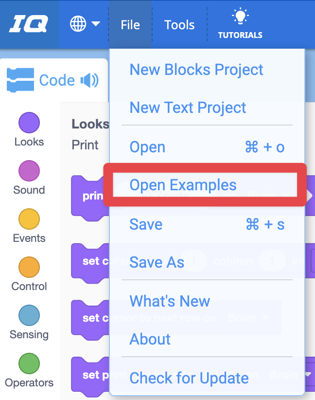 Barra de ferramentas VEXcode IQ com o menu Ficheiro aberto e a opção Abrir exemplos selecionada. Abrir exemplos é a quarta opção no menu, abaixo de Novo projeto de blocos, Novo projeto de texto e Abrir.